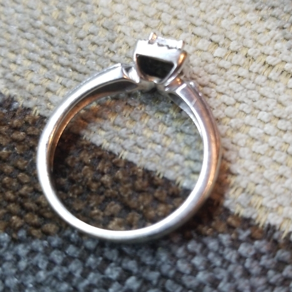 Kays 10k white gold ring with 1/4CTW diamonds - Picture 4 of 8